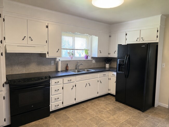 Building Photo - Well Maintained 2 Bedroom Ranch-style home - Full Size Basement!