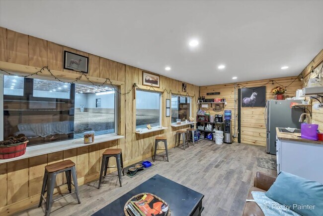 Building Photo - 708 S Rose Farm Rd