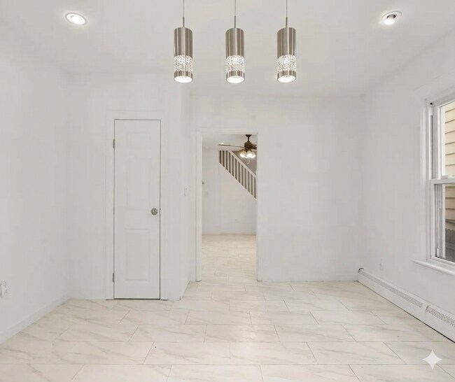 Building Photo - 2 Kitchen Home in Forest Hills - Ideal for Shared Living