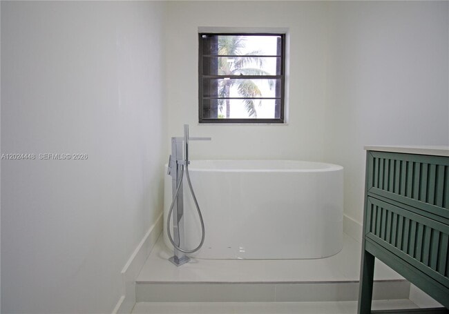 Building Photo - 1222 Hillsboro Mile