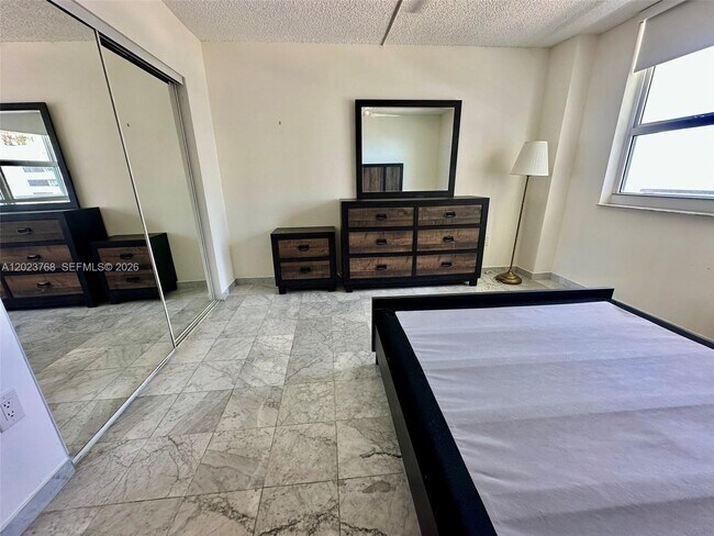 Building Photo - 1155 Brickell Bay Dr
