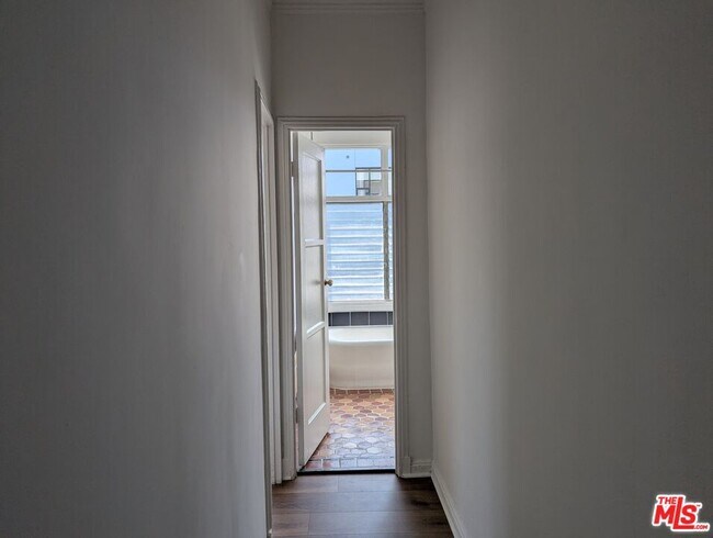 Building Photo - 634 S Gramercy Pl