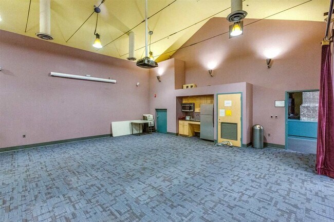 Building Photo - 341 Monmouth St