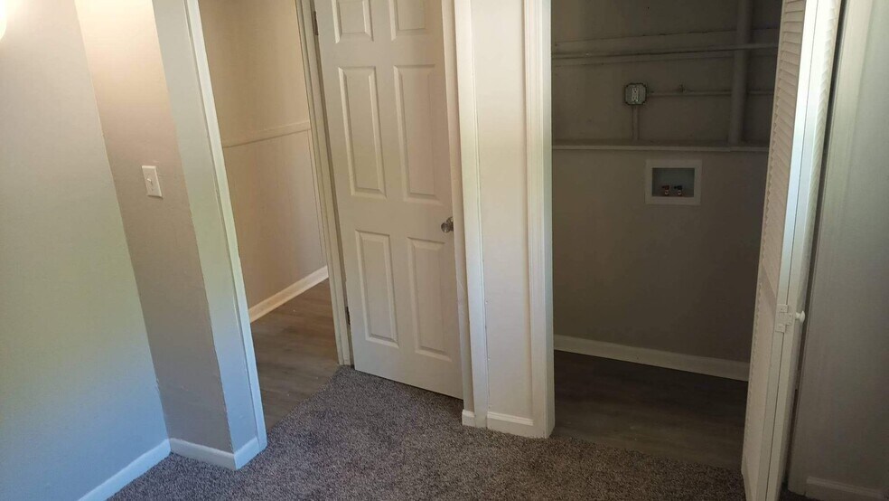 Building Photo - 2441 N Oswego Ave