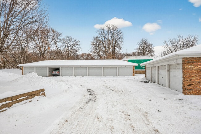 Building Photo - Rosco Apts- 2740