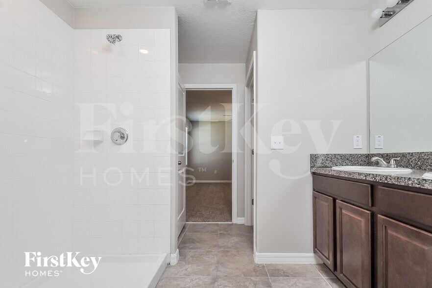 Building Photo - 10237 Carloway Hills Dr