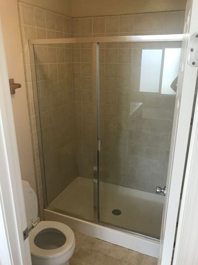 Building Photo - 4 bedroom, 2 bathroom home located near Stine Rd/ McKee Rd.