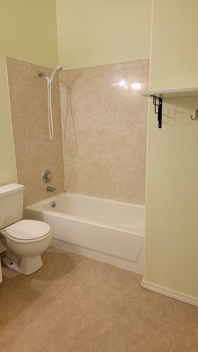 Building Photo - 917 W Greenhead St