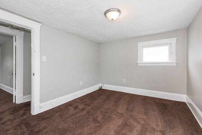 Building Photo - Spacious 3 bedroom/1 bath Single house! Ga...