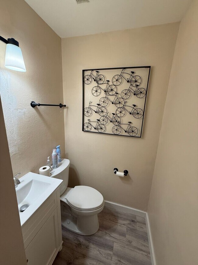 Building Photo - 827 Maxwell Ave