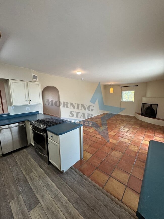 Building Photo - 3-Bedroom Home - True Desert Living!