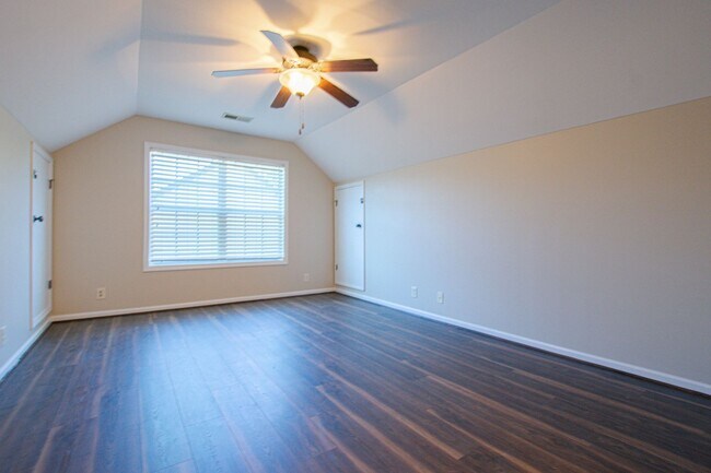 Building Photo - Pet Friendly Three Bedroom with Bonus!