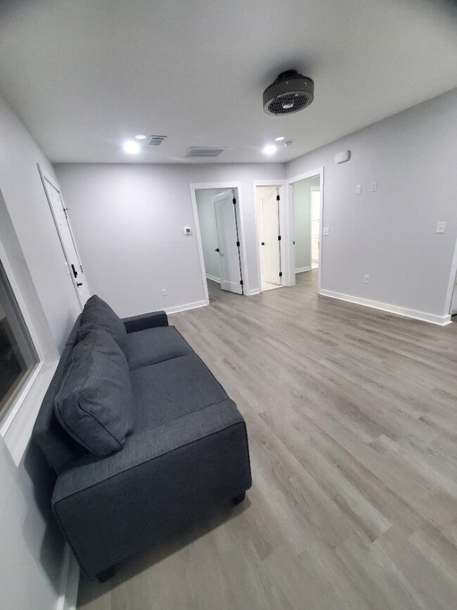 Building Photo - 290 Quick St