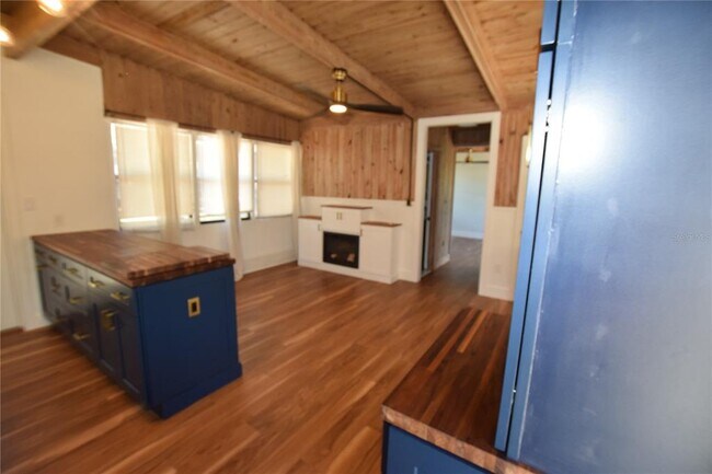 Building Photo - 1918 Sunset Ln