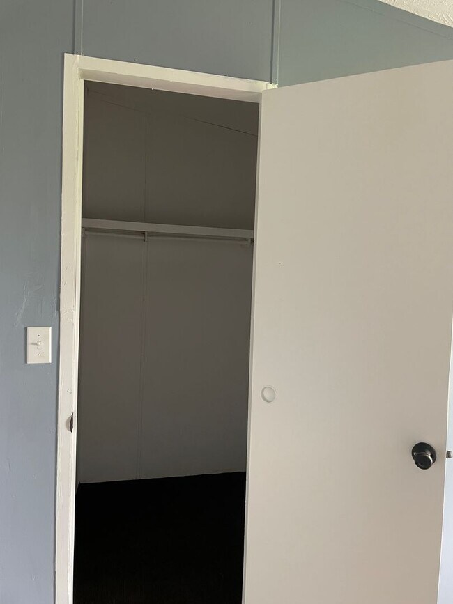 Building Photo - 4 bedroom, 2 bath doublewide trailer