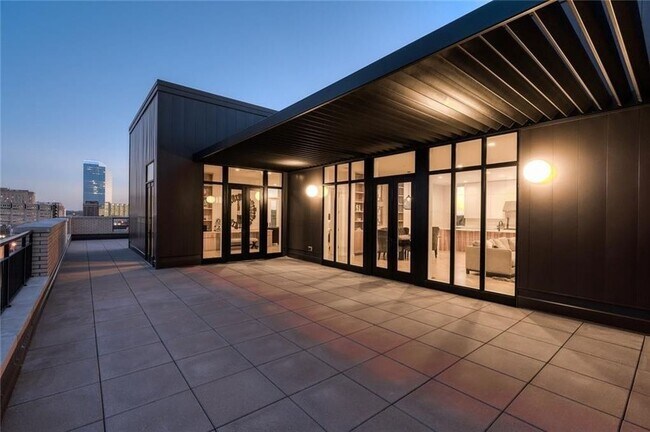 Building Photo - 701 N Hudson Ave