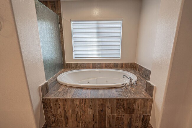 Building Photo - Tesoro Del Valle 4 Bedroom + Loft Home for...