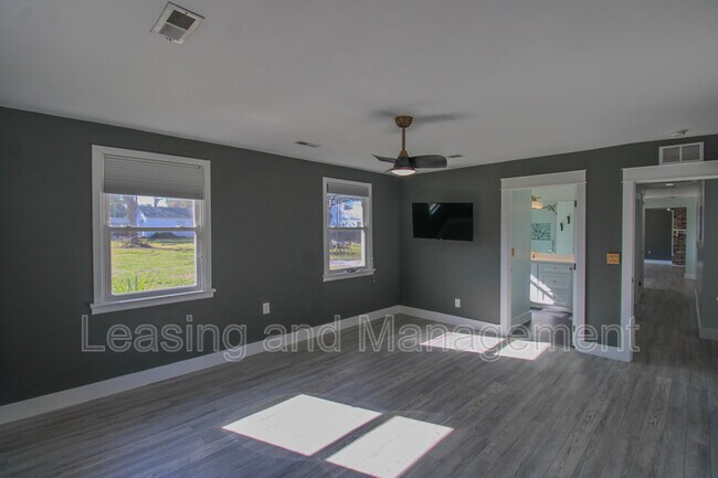 Building Photo - 823 Jordan St