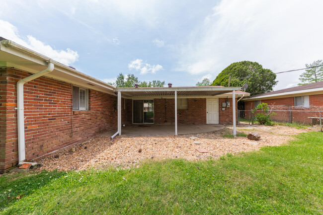 Building Photo - 207 Ashwood Dr