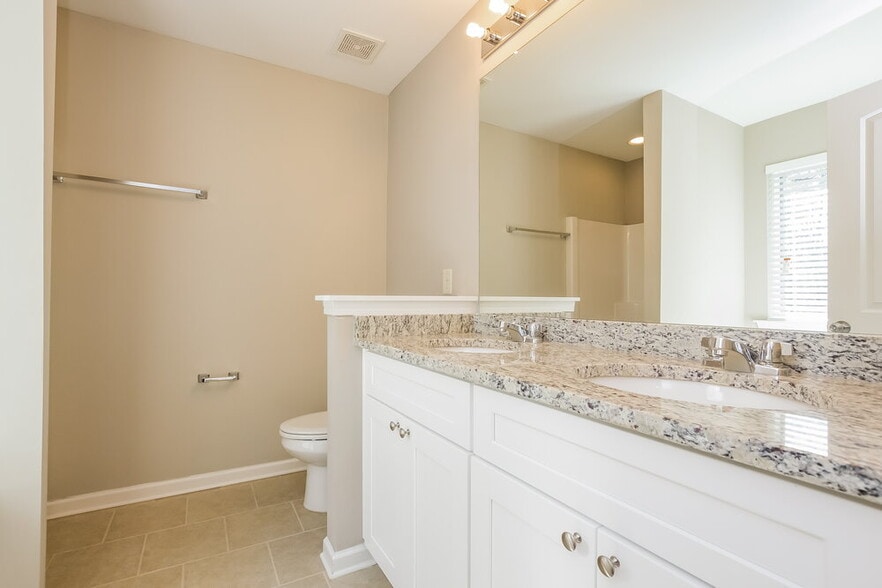 Building Photo - 302 Crescent Woode Dr