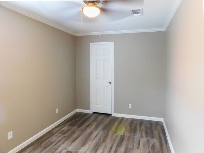 Building Photo - 155 Varsity Dr