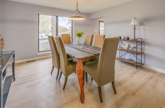 Building Photo - Fully renovated 4BR, 2.5BA home in the highly desired Great Neck Meadows!