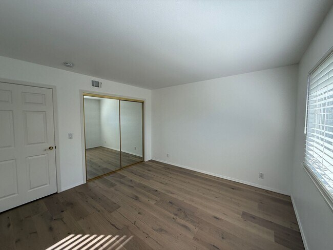 Building Photo - 2441 Iron Ridge Ct