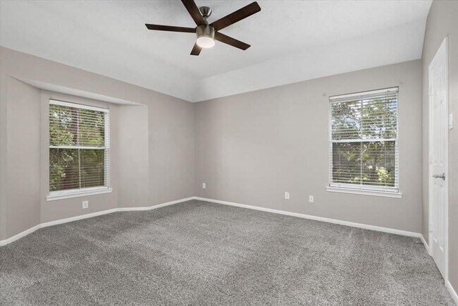 Building Photo - 8051 Bay Branch Dr