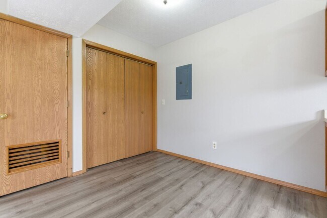 Building Photo - 3360 S Fairway Ave