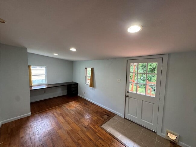 Building Photo - 320 S Washington Ave