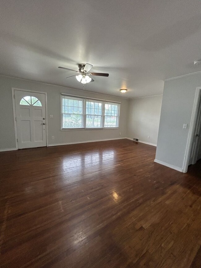 Building Photo - Beautiful 3 Bedroom/ 1.5 bath