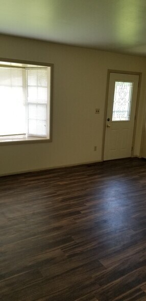 Building Photo - 3220 Ridgewood Dr