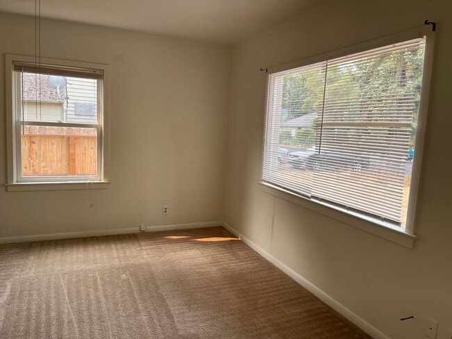 Building Photo - 3 Bedroom 1 Bath Home w/ 2 Car Garage