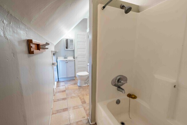 Building Photo - 300-302 Spencer