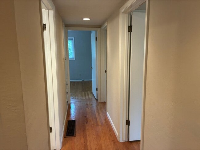 Building Photo - Beautiful 3 bedroom/1.5 bath Home in S. Land Park