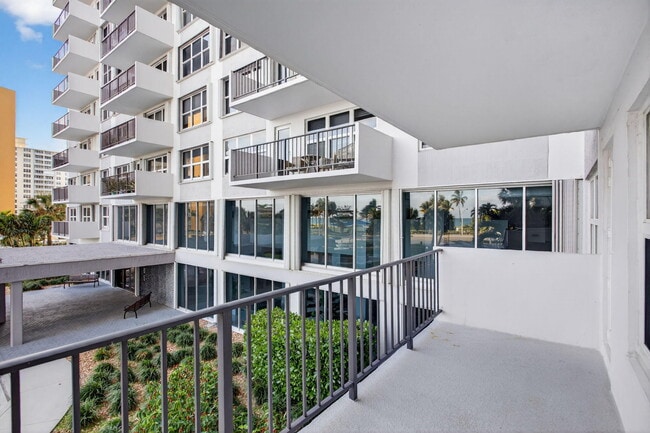 Building Photo - 405 N Ocean Blvd