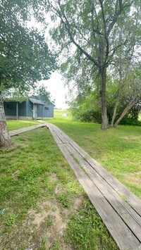 Building Photo - Country Living within one mile to town