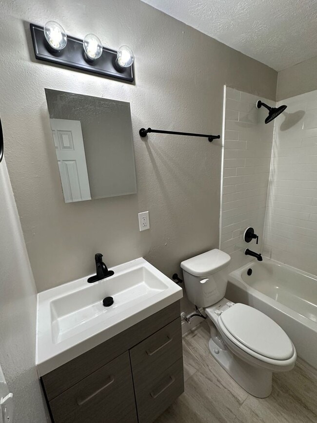 Building Photo - **4/2 BR Single Family home : Available Now