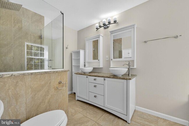 Building Photo - 8605 Western Oak Dr