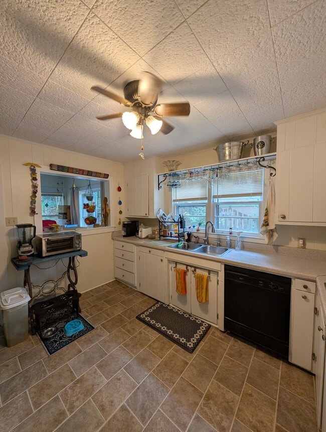 Building Photo - Black Mountain Rental!