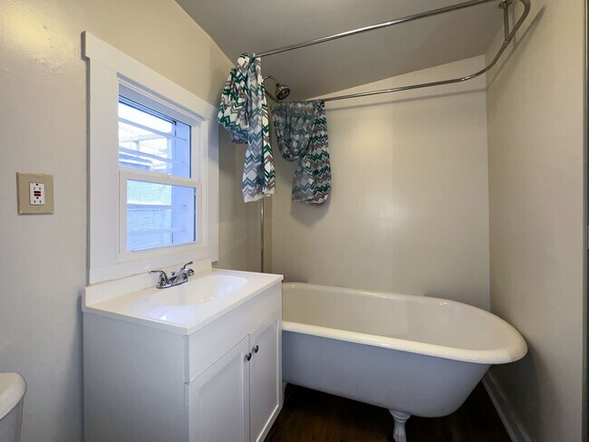 Building Photo - Bright 2 Bed 1 Bath Townhome w/ Den in But...