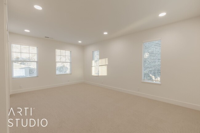 Building Photo - "Stunningly Remodeled 4-Bedroom, 3-Bathroo...