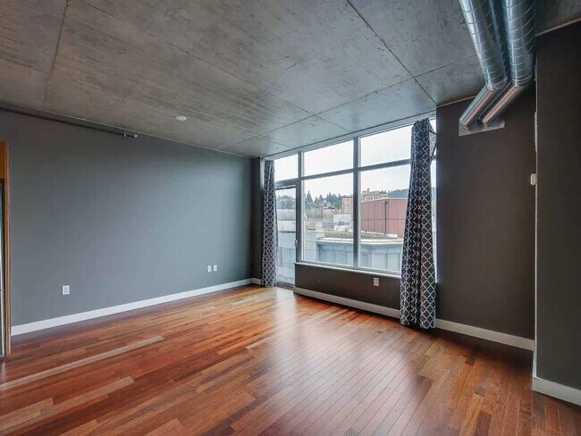 Building Photo - Charming 1 bedroom  1 bath Condo in Portland's Downtown Goose Hollow Neighborhood, with Utilities...
