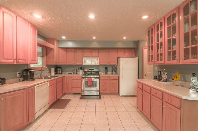 Building Photo - 610 Hickory Point Dr