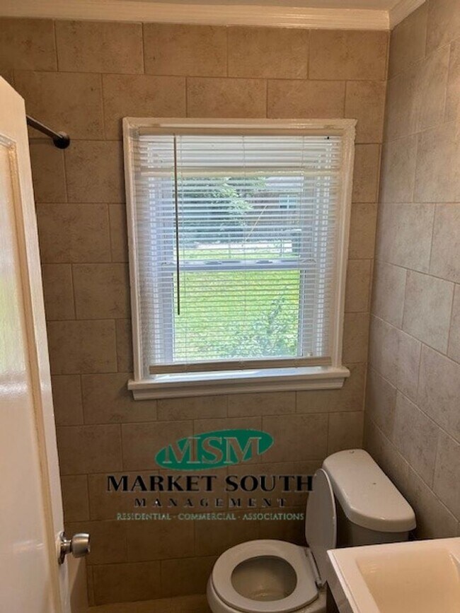 Building Photo - Lovely cottage across from Live Oak Park -...