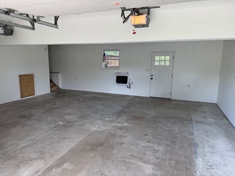 Oversized 2car heated garage - 15 Lakeside Dr