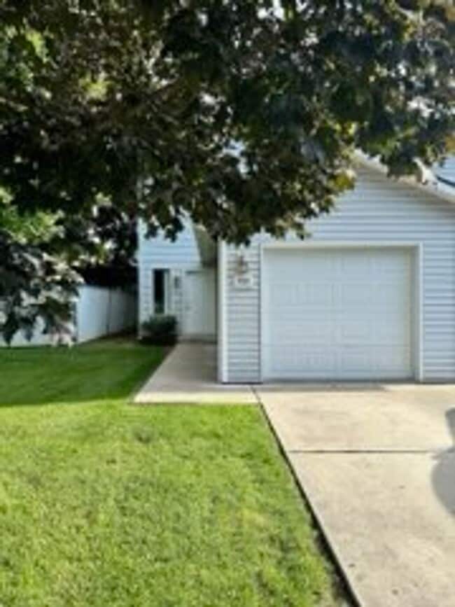 Building Photo - 382-388 E Leadora Ln