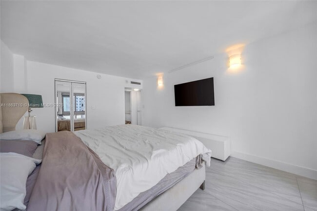 Building Photo - 2655 Collins Ave