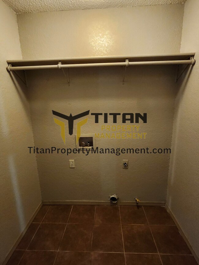 Building Photo - 3b/2b House