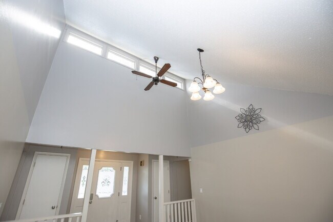 Building Photo - "Charming 3-Bedroom Retreat with Granite Touches and Cozy Fireplace on Winchester Rd!"